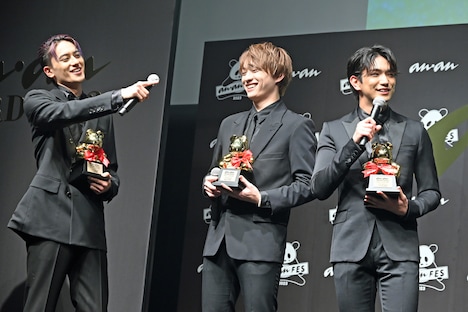 Aぇ! groupの最年少・佐野晶哉に思わずツッコむリーダーの小島健（左）。