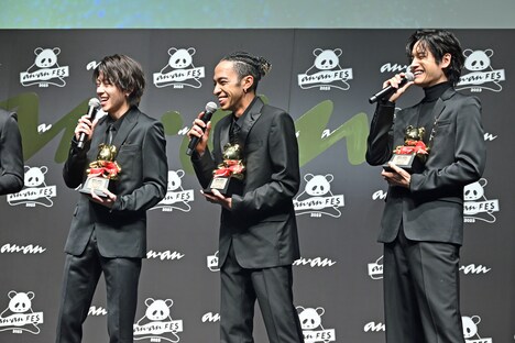 大きな笑顔の末澤誠也、草間リチャード敬太、佐野晶哉。