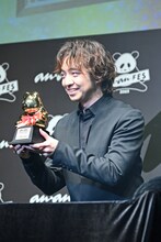 "金のパンダ”を手に取る三浦大知。