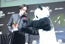 「ananパンダ」にバラを贈呈した菊池風磨（Sexy Zone）