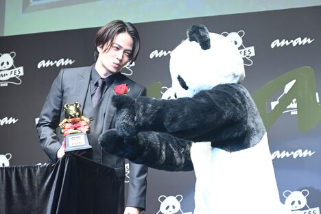 「ananパンダ」にバラを贈呈した菊池風磨（Sexy Zone）