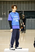 滑らかな動きでカメラを見つけたリョウガ（超特急）のキメ顔。