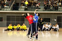 ジャンプボールでせめぎ合う古川毅（SUPER★DRAGON）と山本龍人（ICEx）。