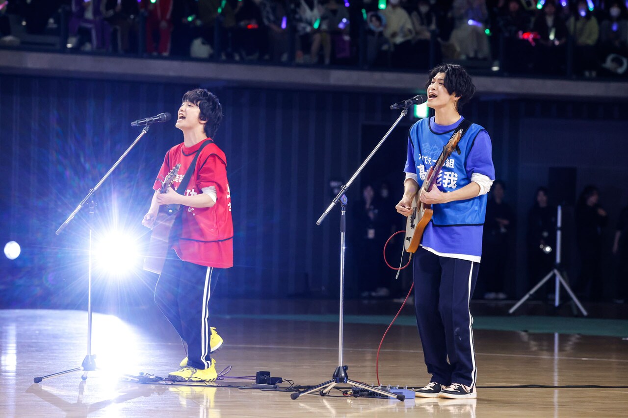 ジャンプボールでせめぎ合う古川毅（SUPER☆DRAGON）と山本龍人