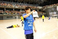 「ドッグフード」というお題に困惑するアロハ（超特急）と、借りてきた枕で一旦休憩するMORRIE（BUDDiiS / 奥）。