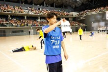 「ドッグフード」というお題に困惑するアロハ（超特急）と、借りてきた枕で一旦休憩するMORRIE（BUDDiiS / 奥）。