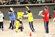 MORRIE（BUDDiiS）のゴールを喜ぶ大倉空人（原因は自分にある。）と武田創世（Lienel）。