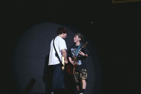 左からHIROKAZ(G)、RYU-TA(G, Cho)。(撮影:ヤオタケシ)