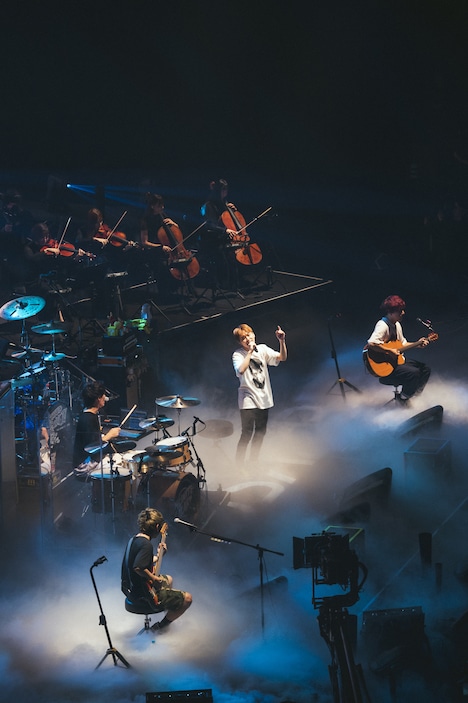 「Re-swim」を演奏する04 Limited Sazabys。(撮影:ヤオタケシ)