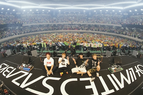「04 Limited Sazabys 15th Anniversary『THE BAND OF LIFE』」11月12日公演で撮影された記念写真。(撮影:ヤオタケシ)