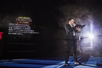 「地獄の国技館バトルロイヤル」のルールを説明する鮫島一六三（BANBANBAN）。