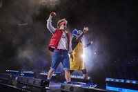 花道を歩くザ・リーサルウェポンズ。