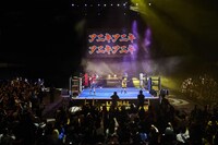 「80年代アクションスター」を披露するザ・リーサルウェポンズ。