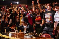 鮫島一六三（BANBANBAN）の実況席。