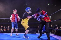 ショルダーキーボードを必死に守る岐部昌幸（右）。