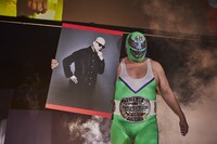 宇多丸（RHYMESTER）のパネルを持って入場したスーパー・ササダンゴ・マシン。