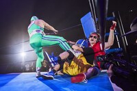 ザ・リーサルウェポンズを攻撃するスーパー・ササダンゴ・マシン。