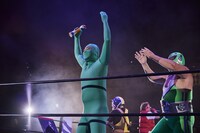 ポンズロボ with グリーン兄さん（左）。