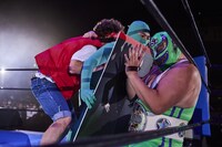 宇多丸（RHYMESTER）のパネルによってリングの外へ押し出されるスーパー・ササダンゴ・マシン。