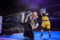 リングから押し出される“怪僧ラスプーチン”。