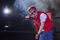 リングロープにもたれかかるサイボーグジョー。