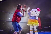 サイボーグジョーとハイタッチをするハローキティ。