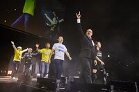 入場する株式会社セガの社員たち。