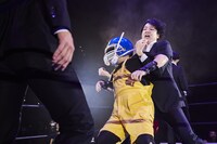 都立家聖歌隊に羽交い締めにされるアイキッド。