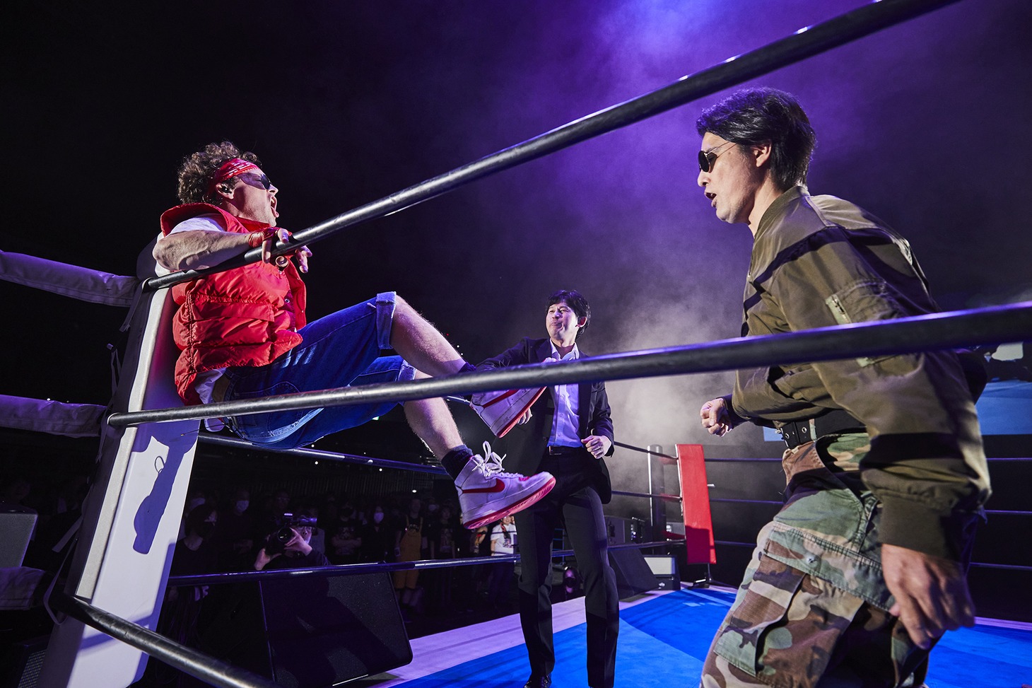 都立家聖歌隊、琉球トム・クルーズと戦うサイボーグジョー。