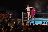 リングロープの上に立つハリウッドザコシショウ。