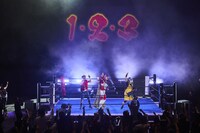 獣神サンダー・ライガーと「94年のジュニアヘビー」をパフォーマンスするザ・リーサルウェポンズ。