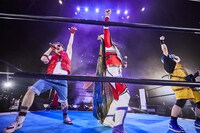 獣神サンダー・ライガーと「94年のジュニアヘビー」をパフォーマンスするザ・リーサルウェポンズ。