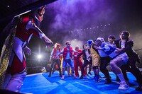 獣神サンダー・ライガーににじり寄るザ・リーサルウェポンズたち。