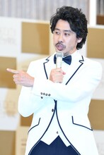 「番組が始まったら、ずっとそこにいてもいい」と司会席を指差す大泉洋。