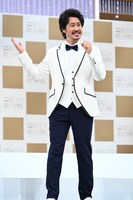 記者陣から“歌うポーズ”を求められた大泉洋。