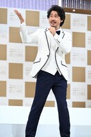 記者陣から“歌うポーズ”を求められた大泉洋。