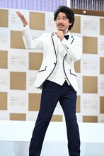 記者陣から“歌うポーズ”を求められた大泉洋。