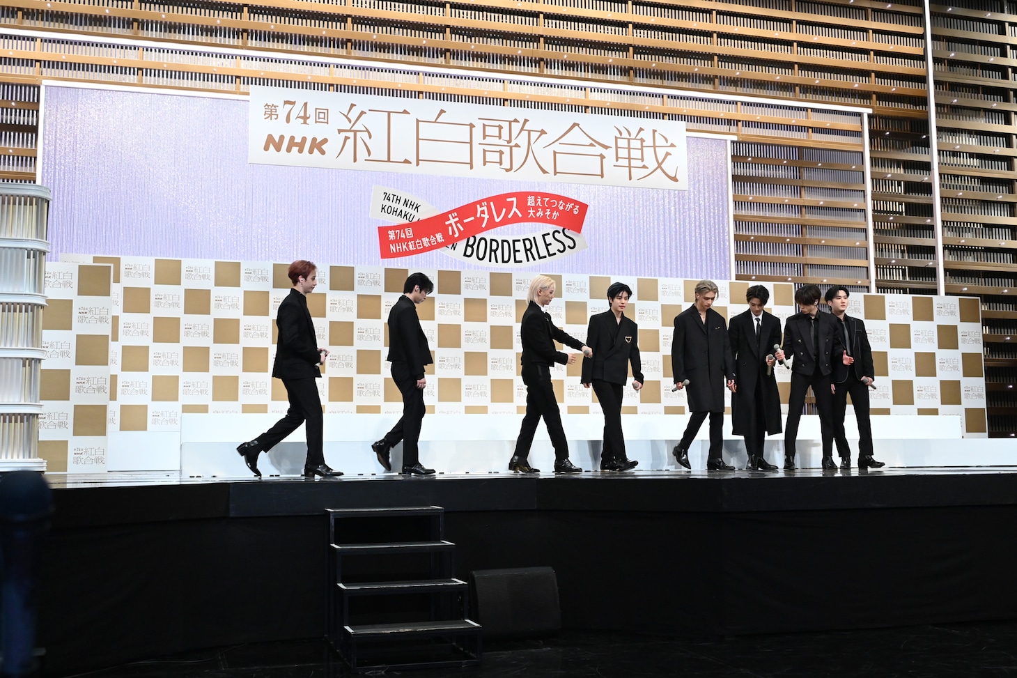 ステージに登場するStray Kids。