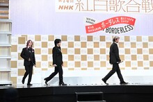 ステージに登場するMrs. GREEN APPLE。