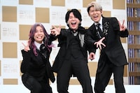 「何かポーズをください」とリクエストされたMrs. GREEN APPLE。