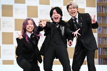 「何かポーズをください」とリクエストされたMrs. GREEN APPLE。