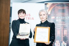 任命状を持つHYDE（写真右）。