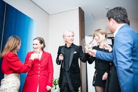 ワインで乾杯する出席者たち。