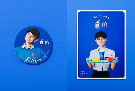 「青いマックの日」プレゼントキャンペーンで当たるステッカーとポスター。