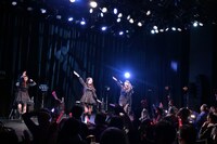 「東京女子流 EPISODE-111 ～超11（イイ♪）女子流♡！～」の様子。