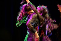 左から庄司芽生、新井ひとみ。