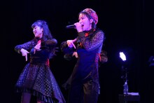 左から新井ひとみ、中江友梨。