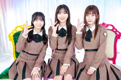 左から山口陽世、富田鈴花、東村芽依。