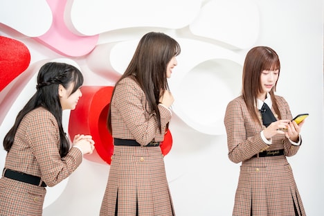 左から山口陽世、富田鈴花、東村芽依。