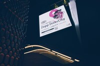 Zepp Shinjuku（TOKYO）がある東急歌舞伎町タワービジョンでのammo「reALITY」告知の様子。（photo by toya, 山川哲矢）